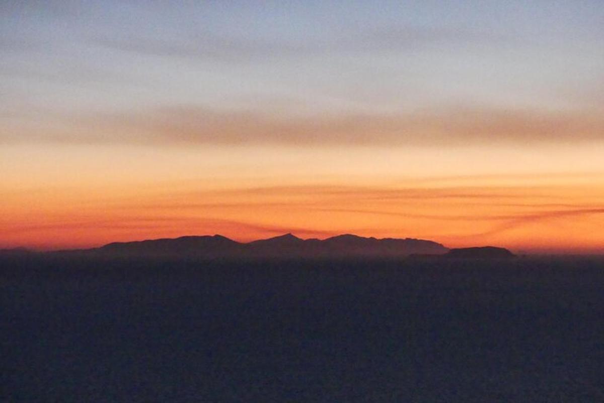 utsikt over en solnedgang med fjell i det fjerne
