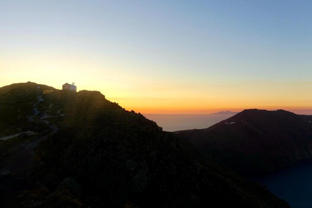 en solnedgang på toppen av et fjell