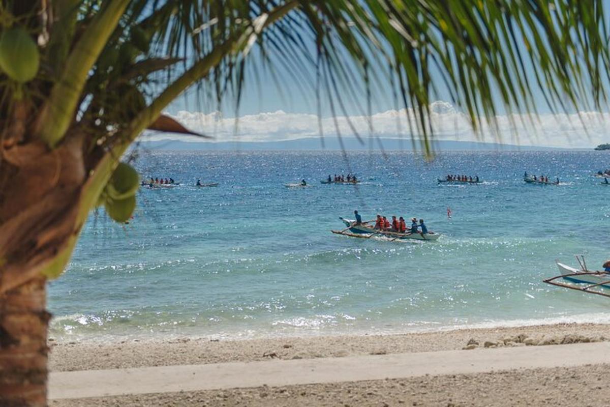 un gruppo di persone su una barca nell'oceano