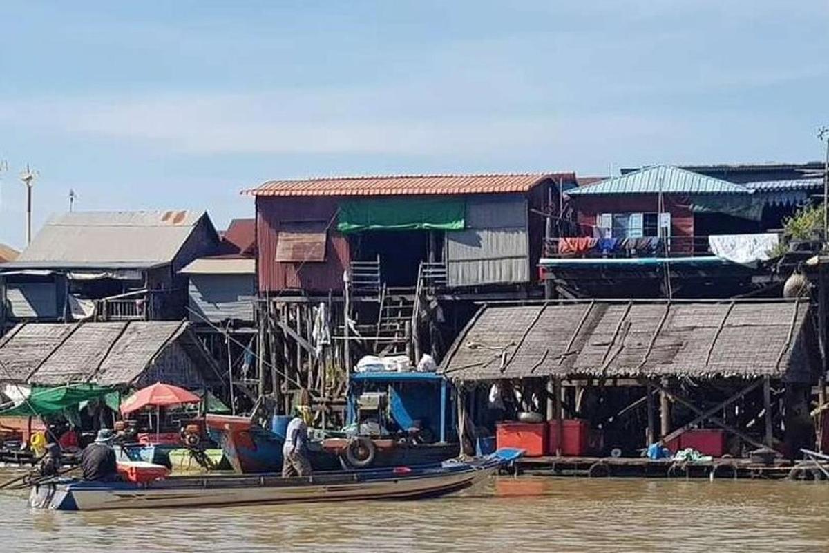 een groep huizen aan het water met een boot