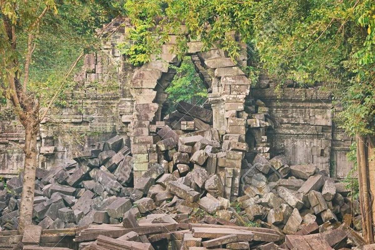una pila de roques davant d'un mur de pedra
