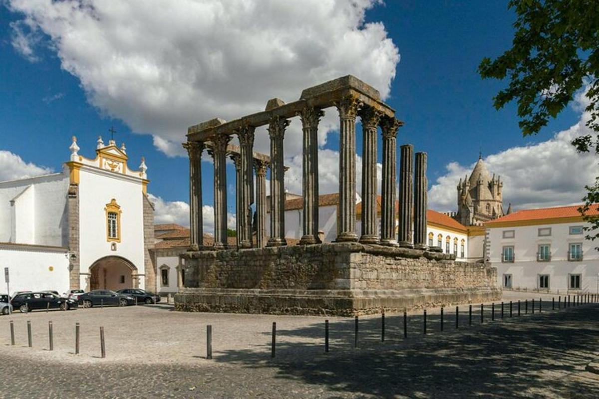 památník před budovou s kostelem