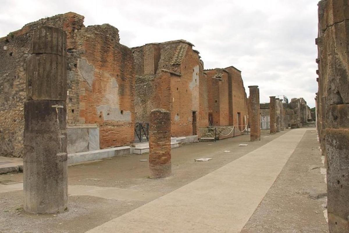 un carrer buit en un vell edifici de maó