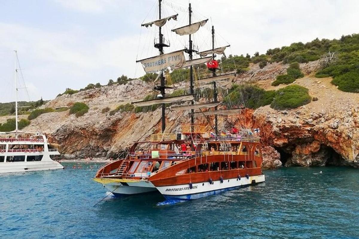 dois barcos na água perto de um penhasco