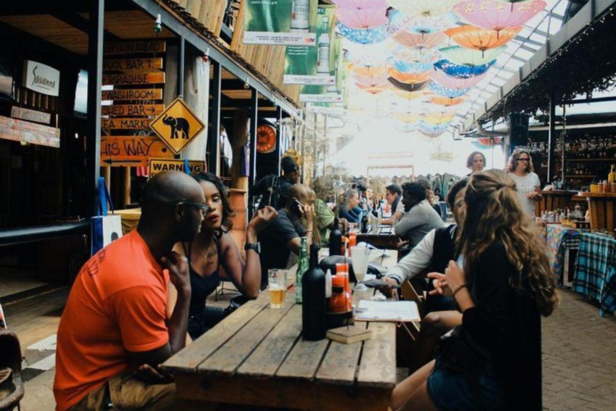 un grup de persones assegudes a una taula en un restaurant