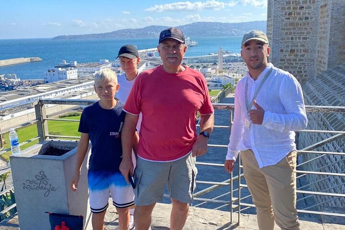 un grup de persones dretes a dalt d'un edifici