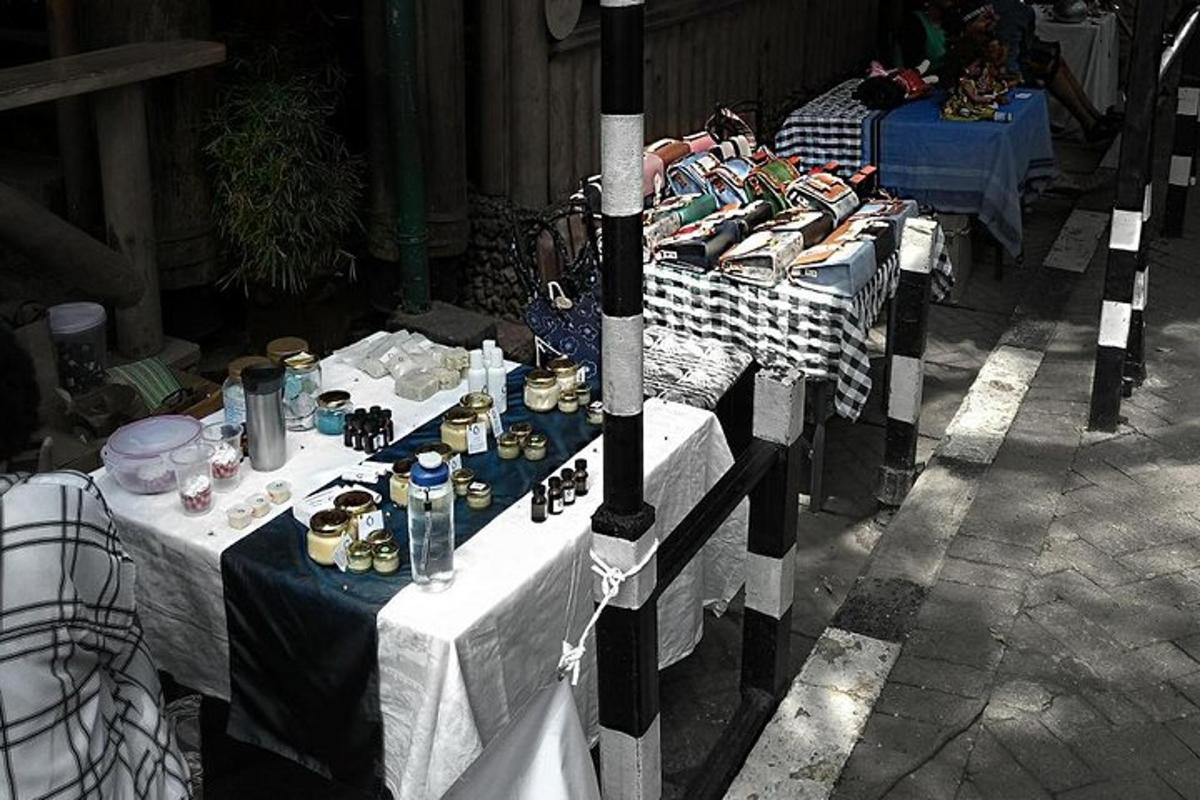 un grup de taules amb menjar i begudes