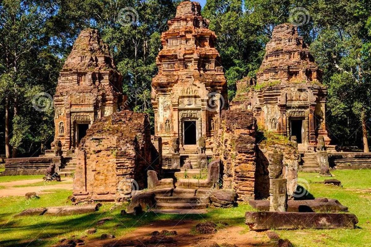 dos temples en un camp amb arbres al fons