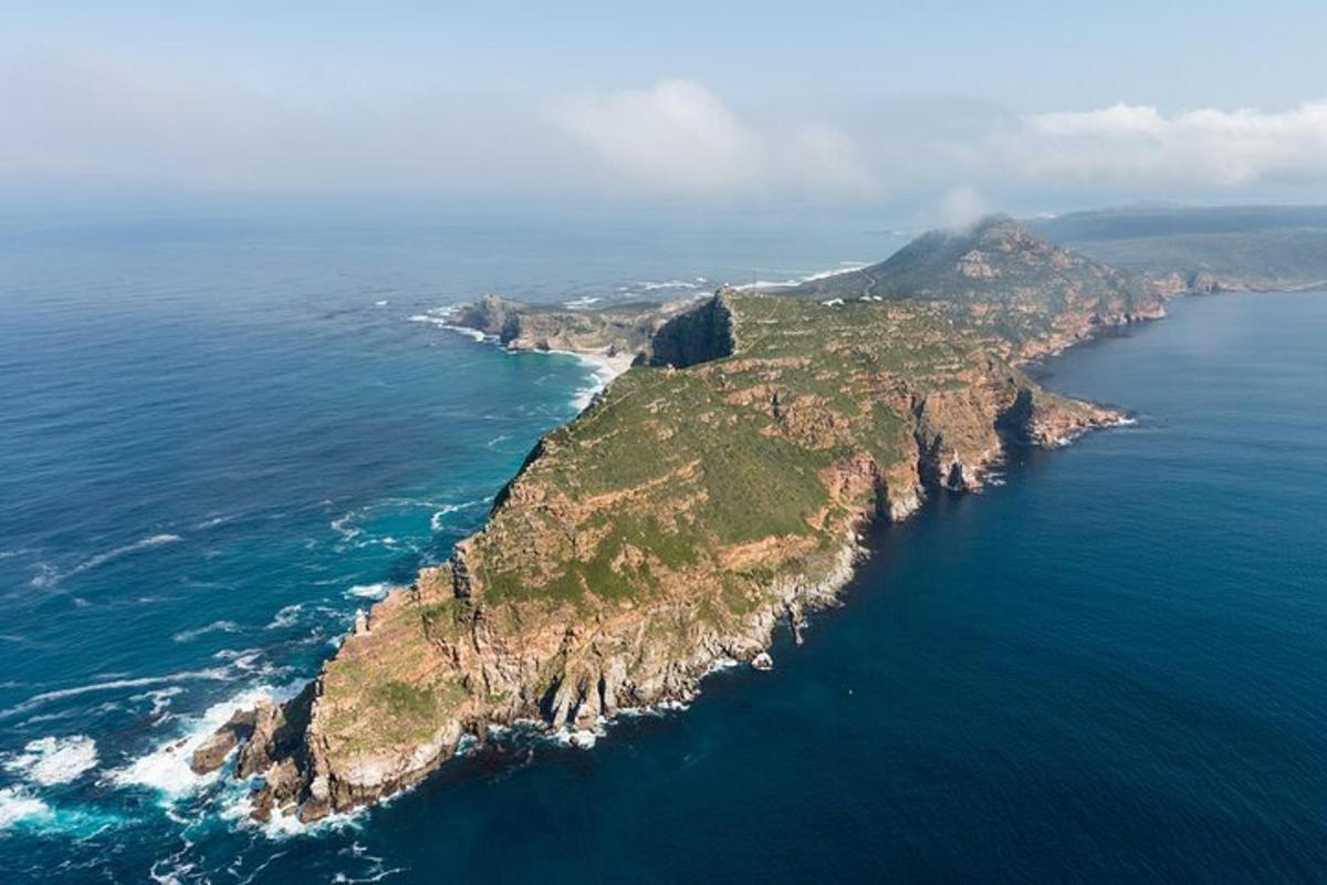 vista aèria d'una illa a l'oceà