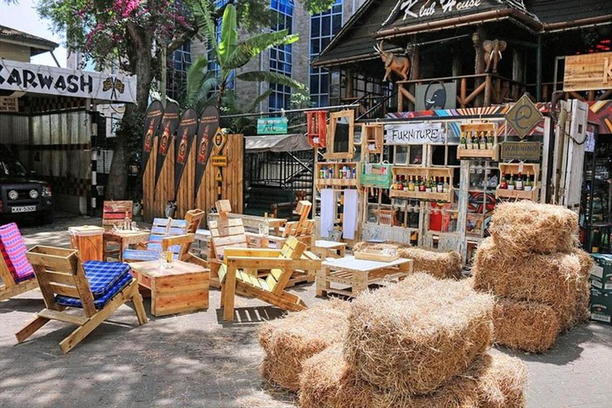 una tienda con mesas, sillas y ositos de peluche