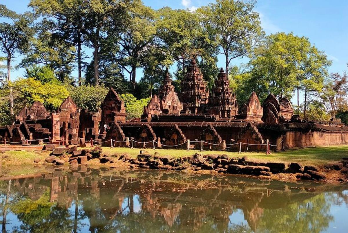 水体旁的石头建筑景观