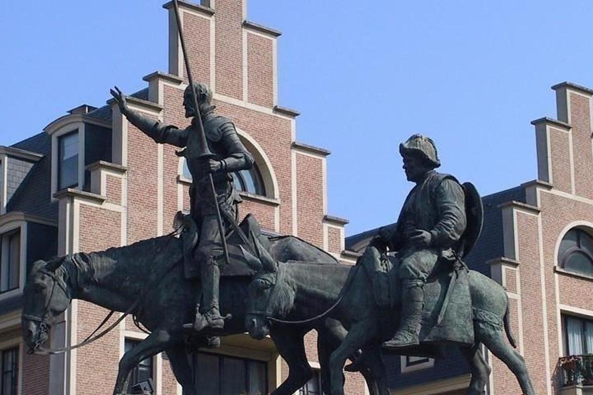 o statuie a unui bărbat pe un cal în fața unei clădiri