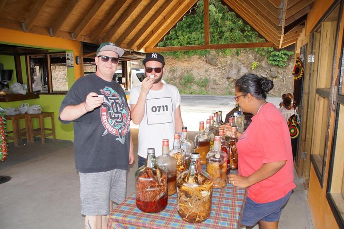 Un grupo de personas de pie alrededor de una mesa con botellas.