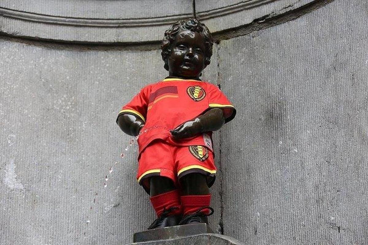 o statuie a unui bărbat de culoare într-o uniformă roșie