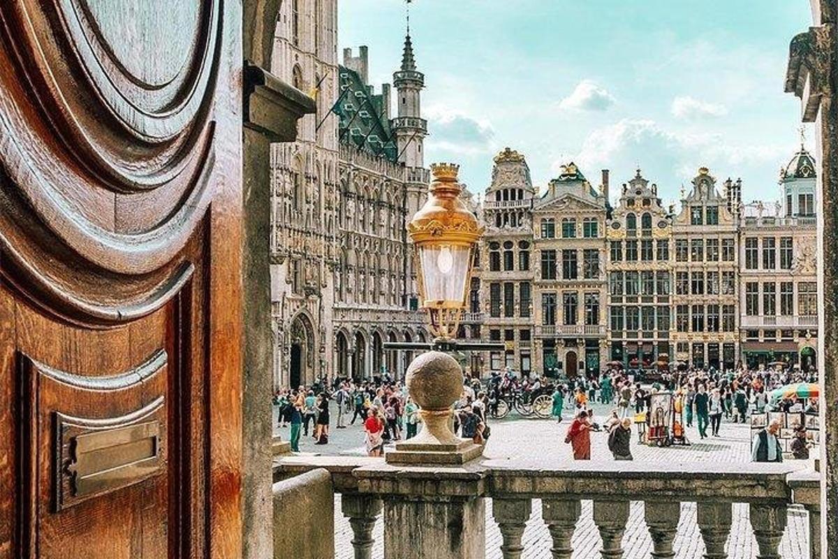 o vedere a unei străzi cu o mulțime de oameni