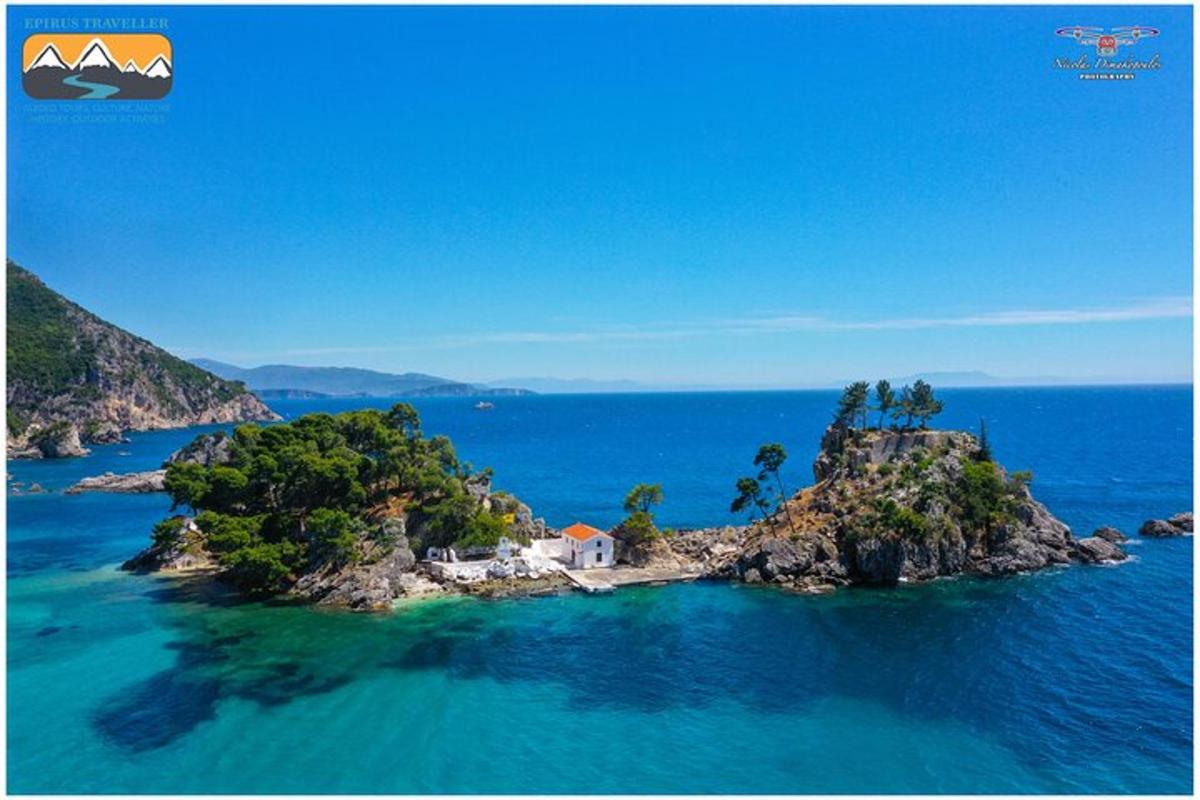 majhen otok sredi oceana