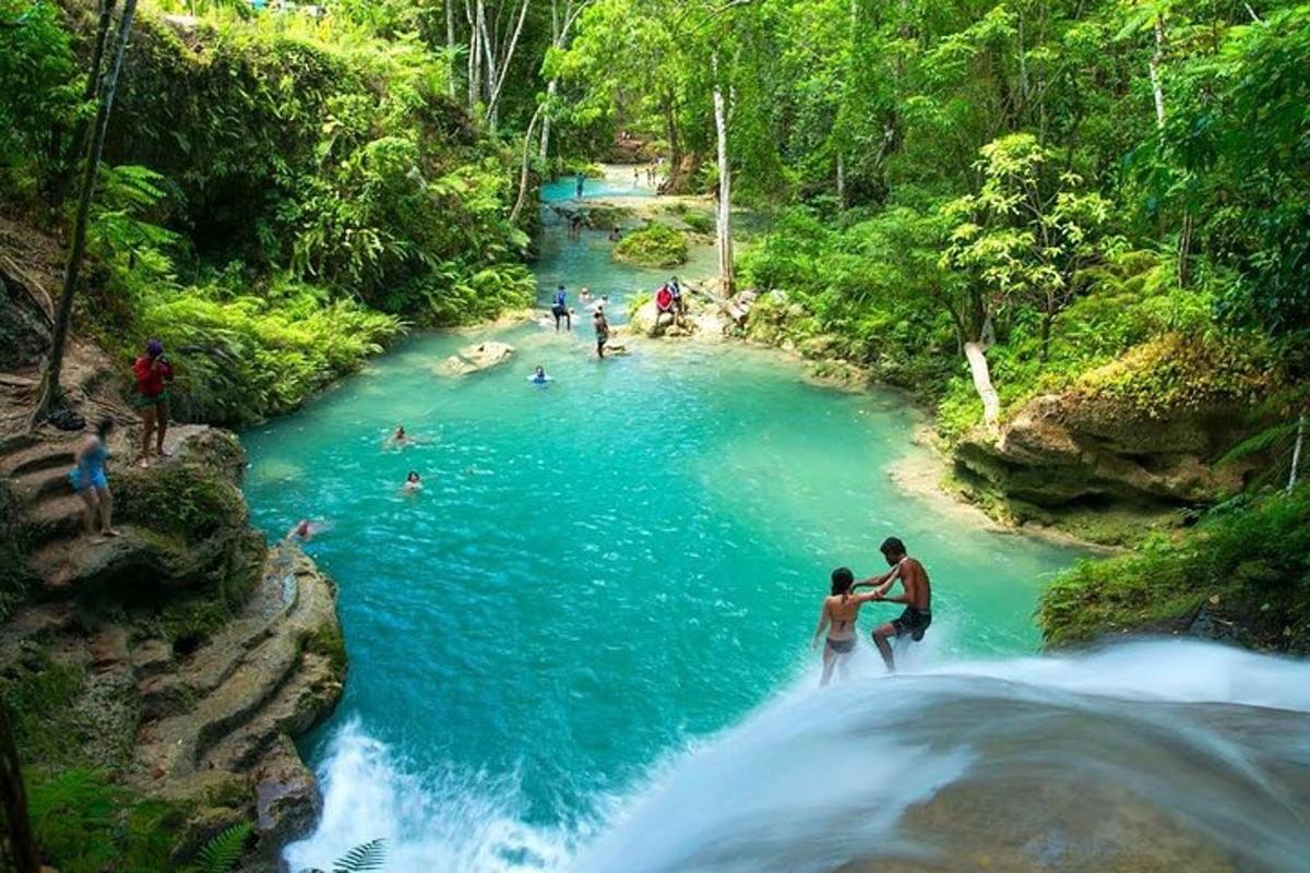 un gruppo di persone in piedi su una cascata in un fiume
