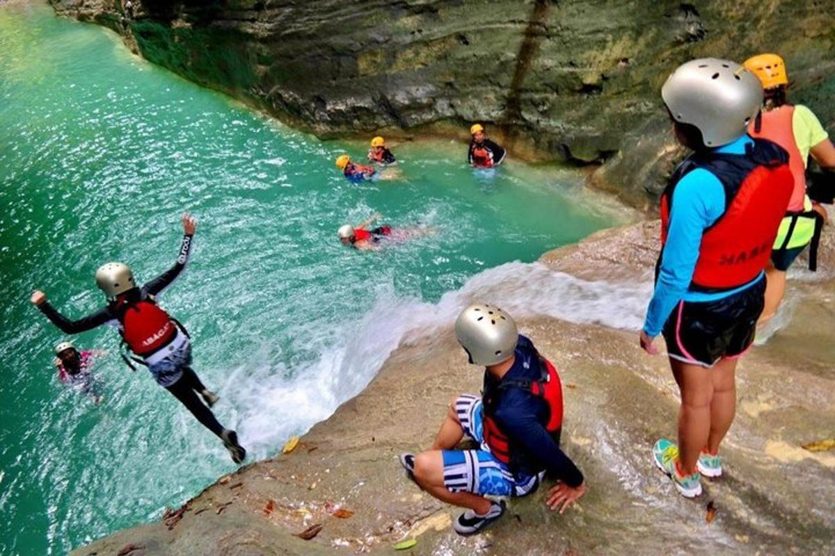 sekumpulan orang di dalam air di dalam gua