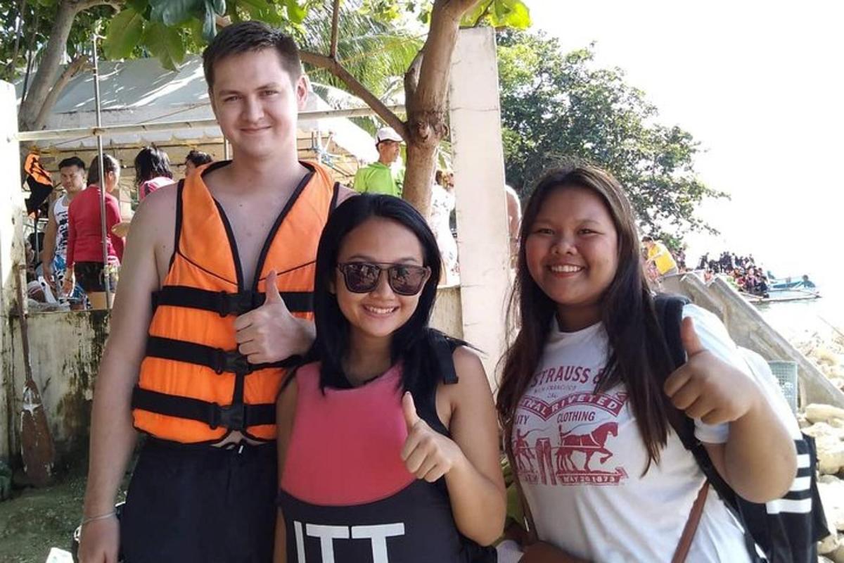 Un hombre y dos mujeres dando el pulgar hacia arriba