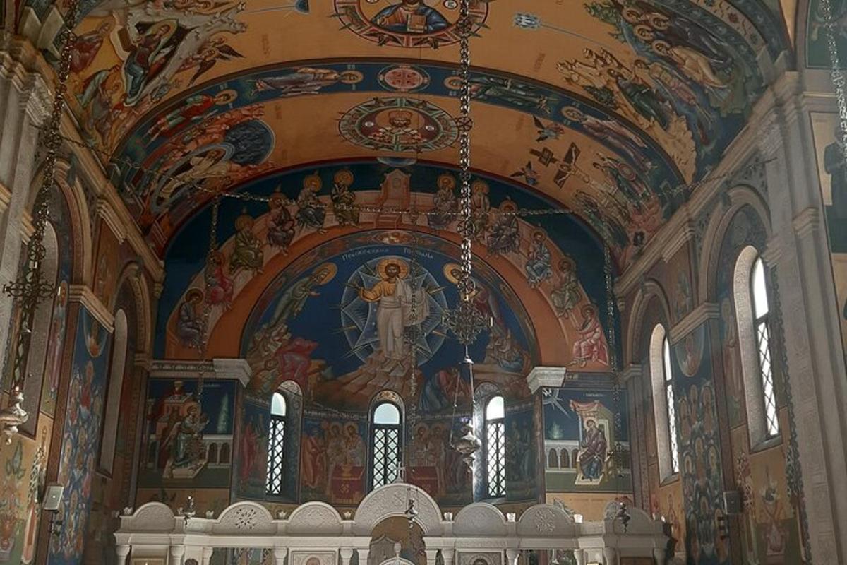 en stor kyrka med målningar i taket