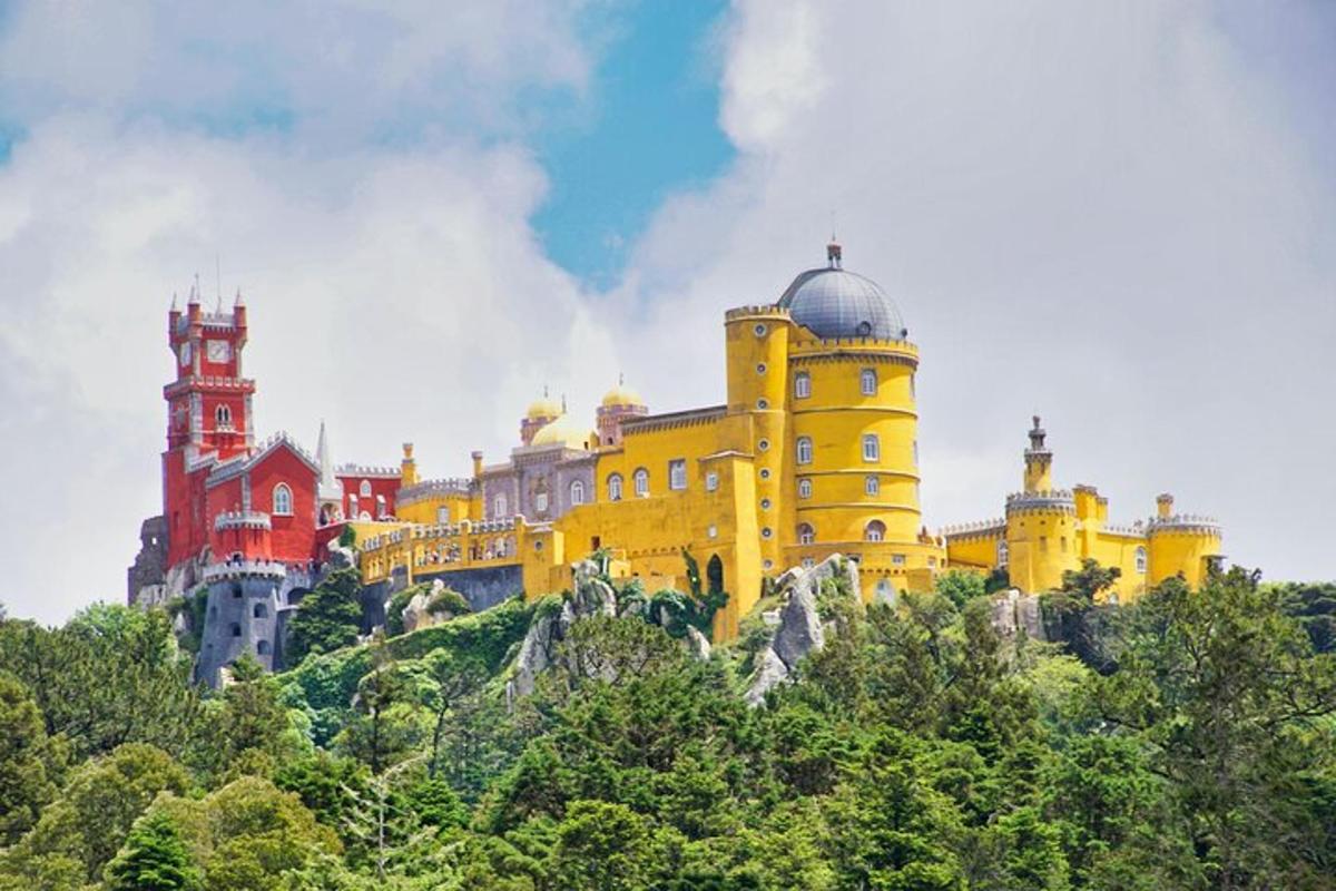 un grande edificio giallo in cima a una montagna