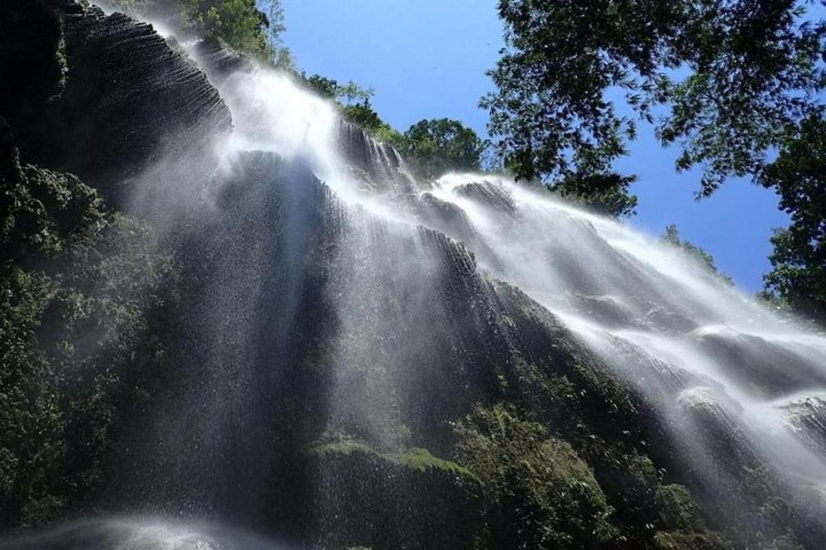 Una cascada arroja agua al aire.