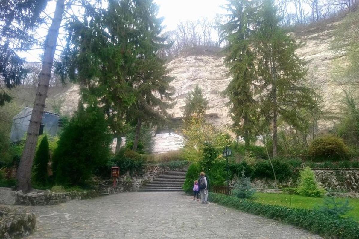 eine Gruppe von Menschen, die einen Steinweg entlanggehen