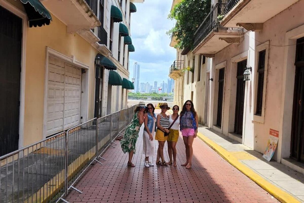 un gruppo di ragazze che camminano lungo una strada