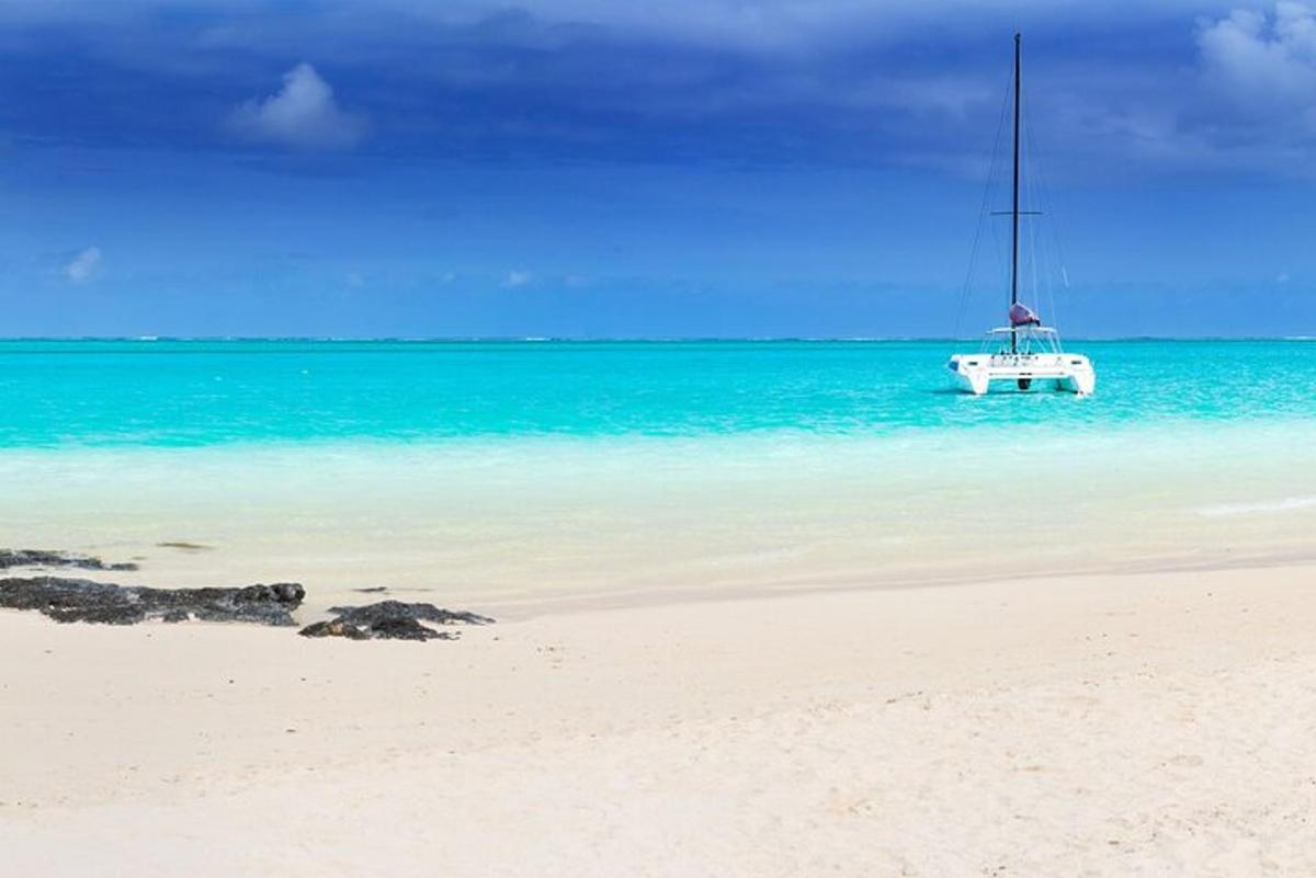 Un barco estacionado en el agua en una playa