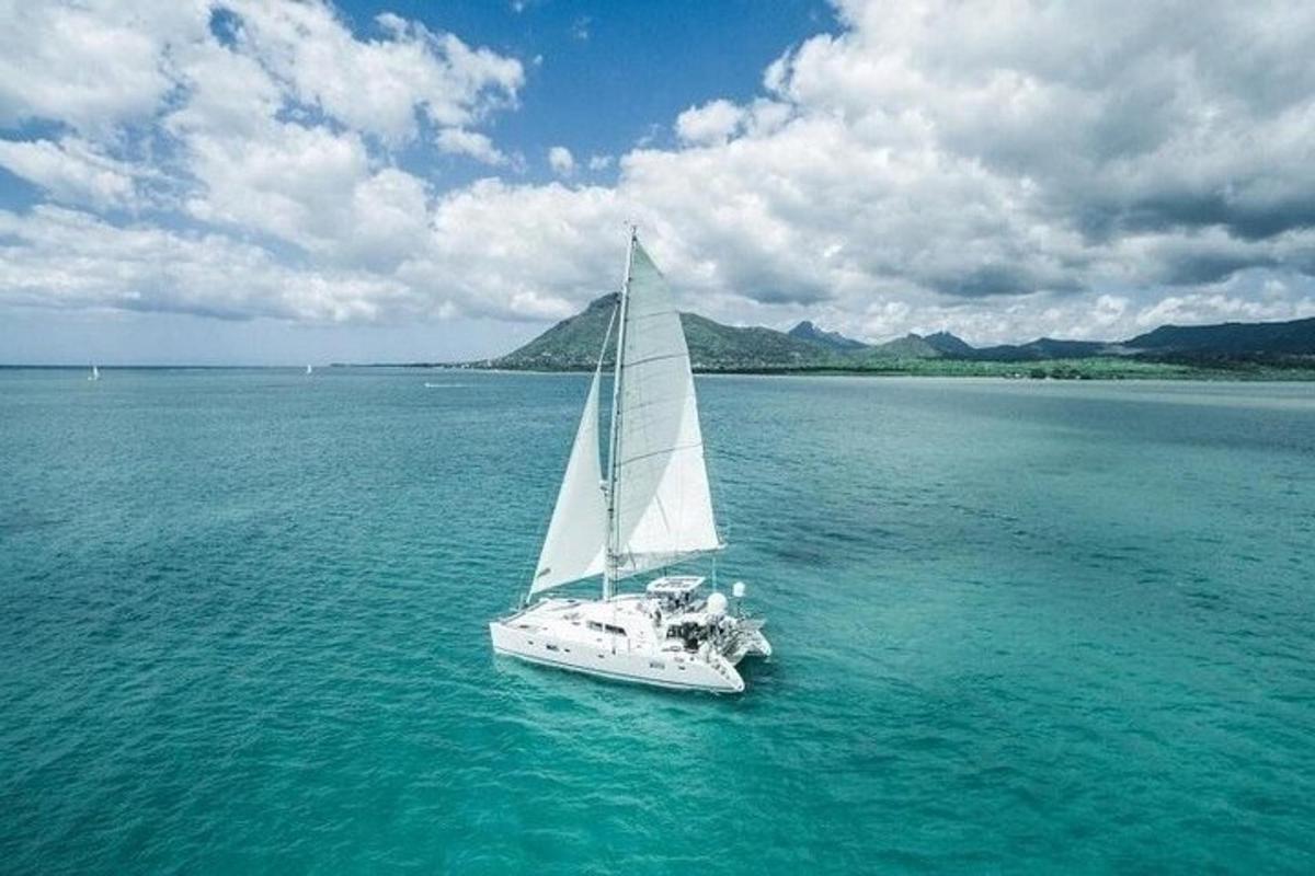 un velero blanco en medio del agua