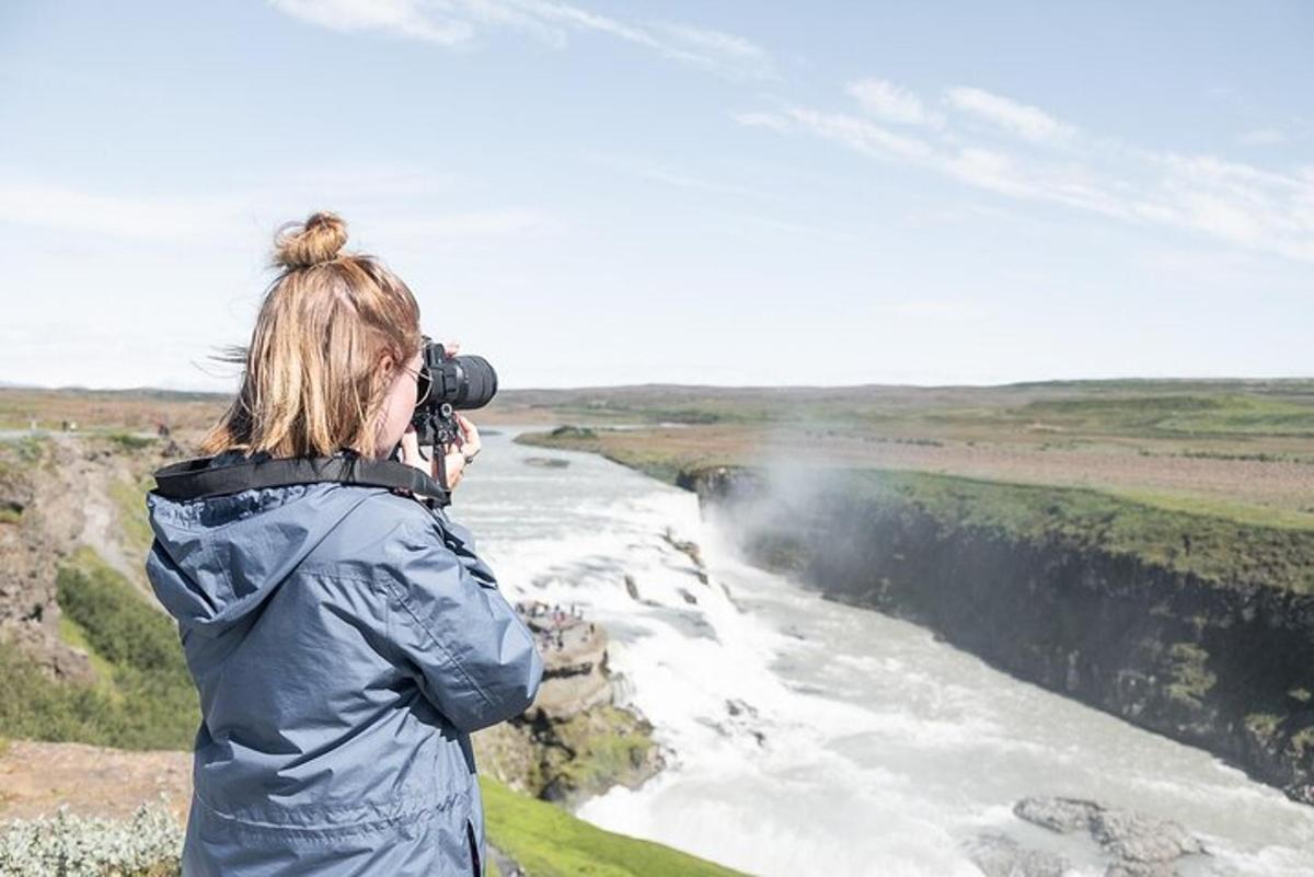 una donna che scatta una foto di una cascata