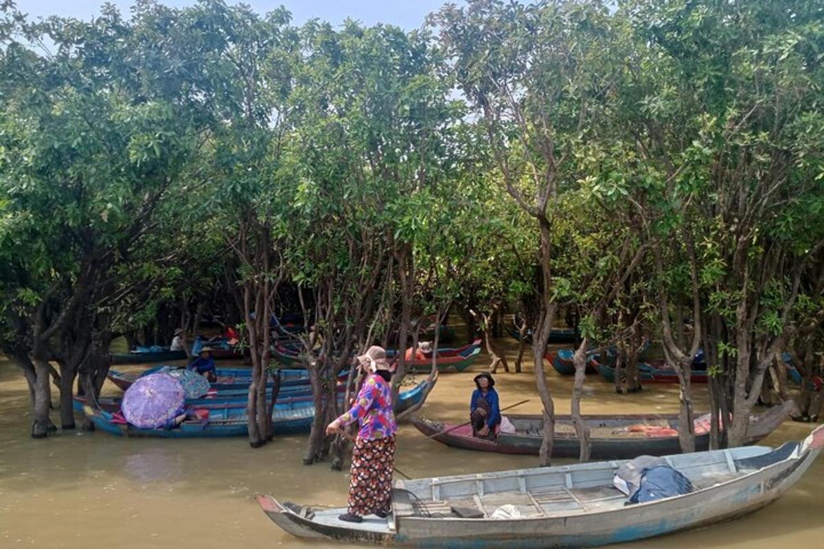 uma mulher está parada em um barco na água