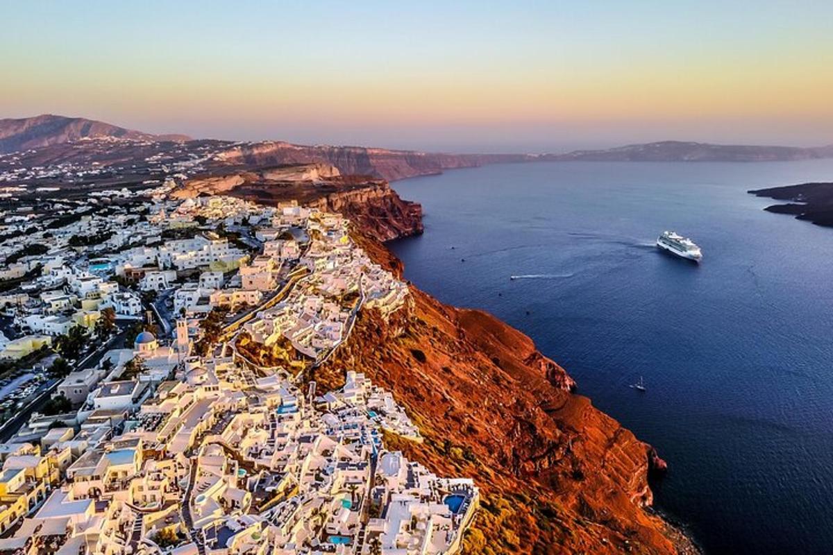 una vista aerea di una città con una barca in acqua