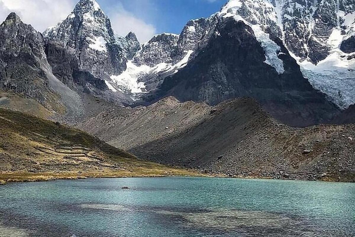una serralada amb un llac al davant