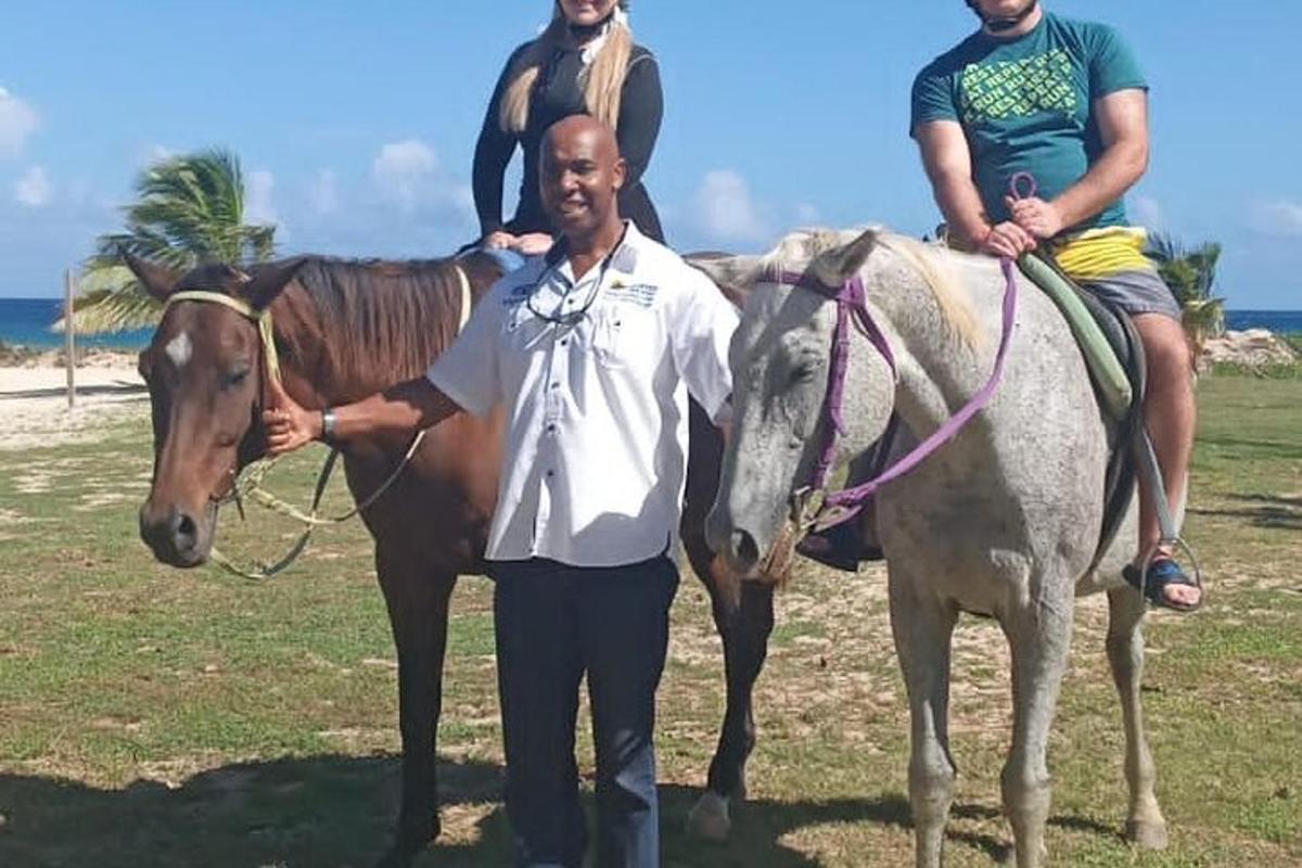 un uomo in piedi accanto a due uomini a cavallo
