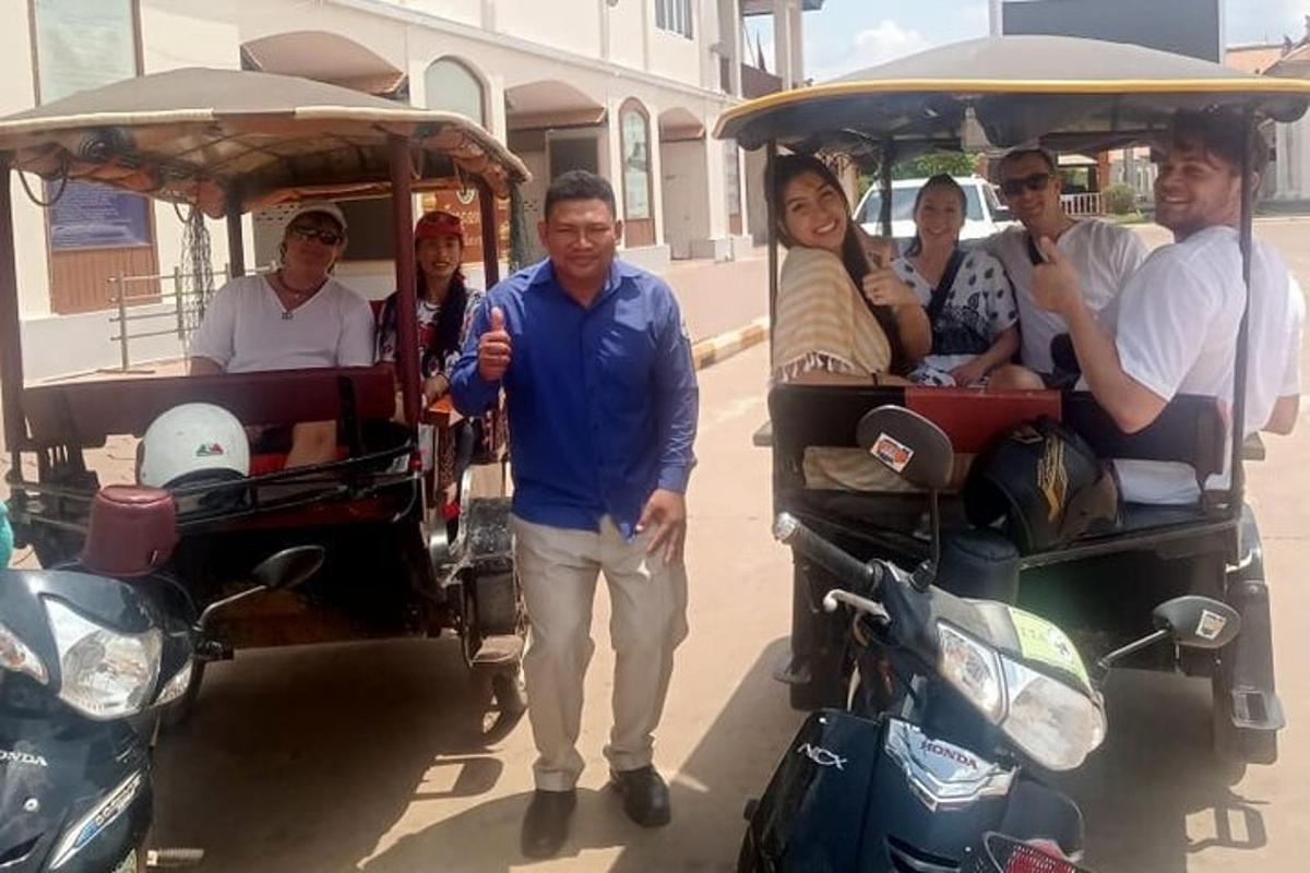 um grupo de pessoas andando em um carrinho de golfe