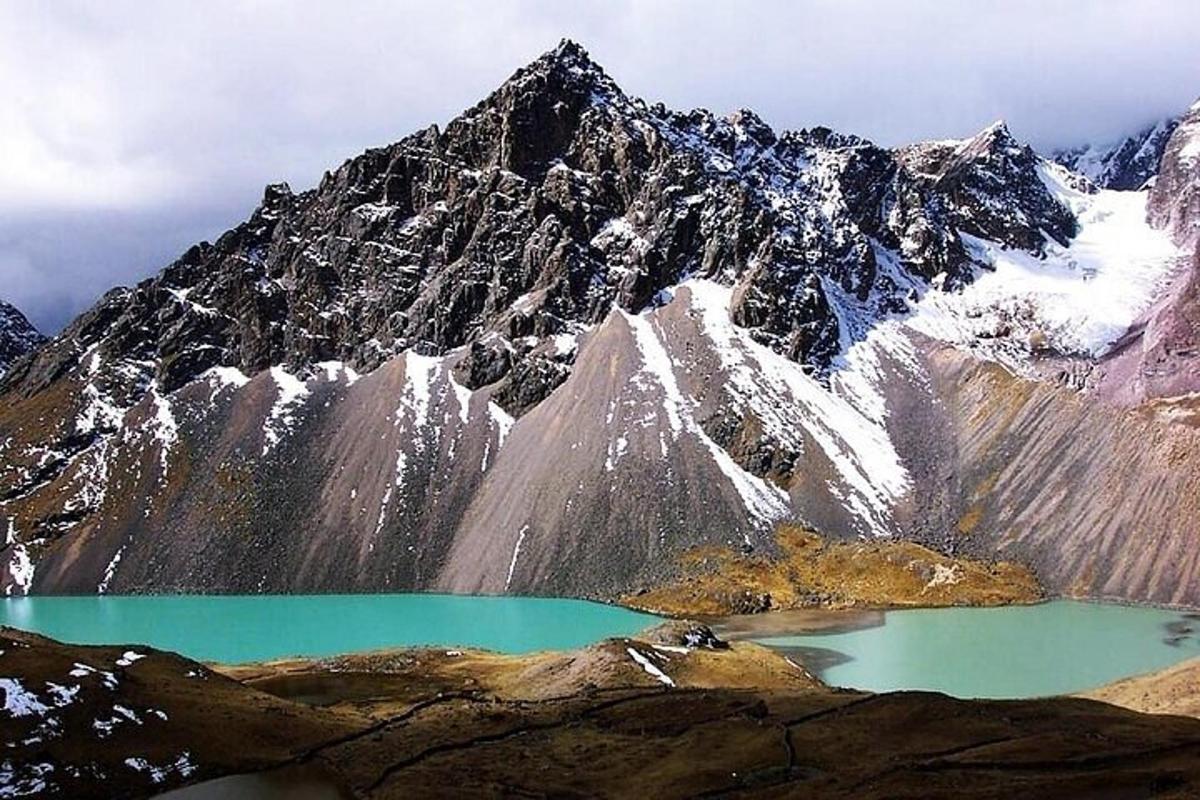 una muntanya amb un llac al davant