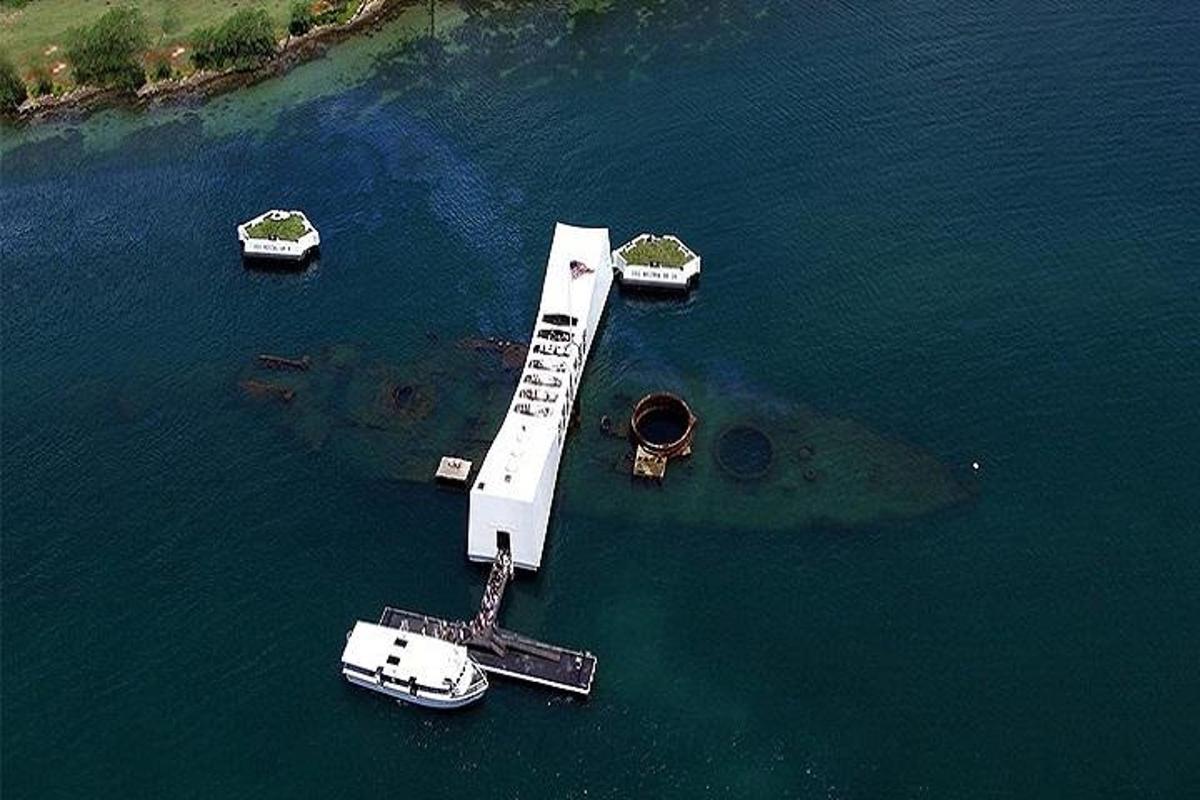 uma doca com um barco na água