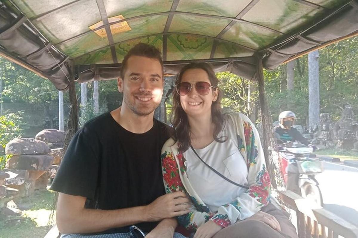 muž a žena sedící v košíku