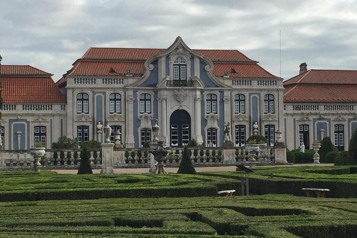 ein großes weißes Gebäude mit roten Dächern und einem Hof