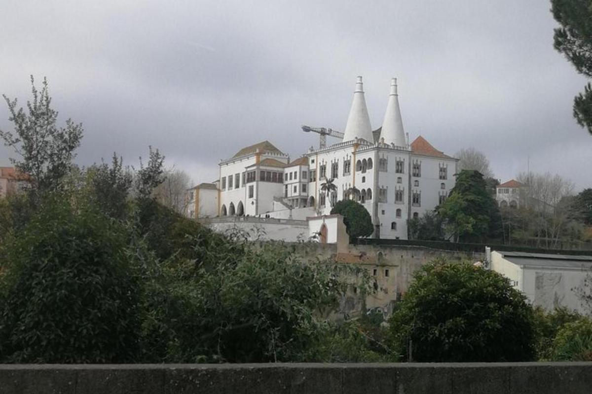 um grande edifício branco com duas torres em uma colina