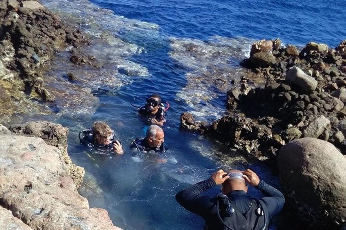 μια ομάδα ανθρώπων που κολυμπούν στο νερό