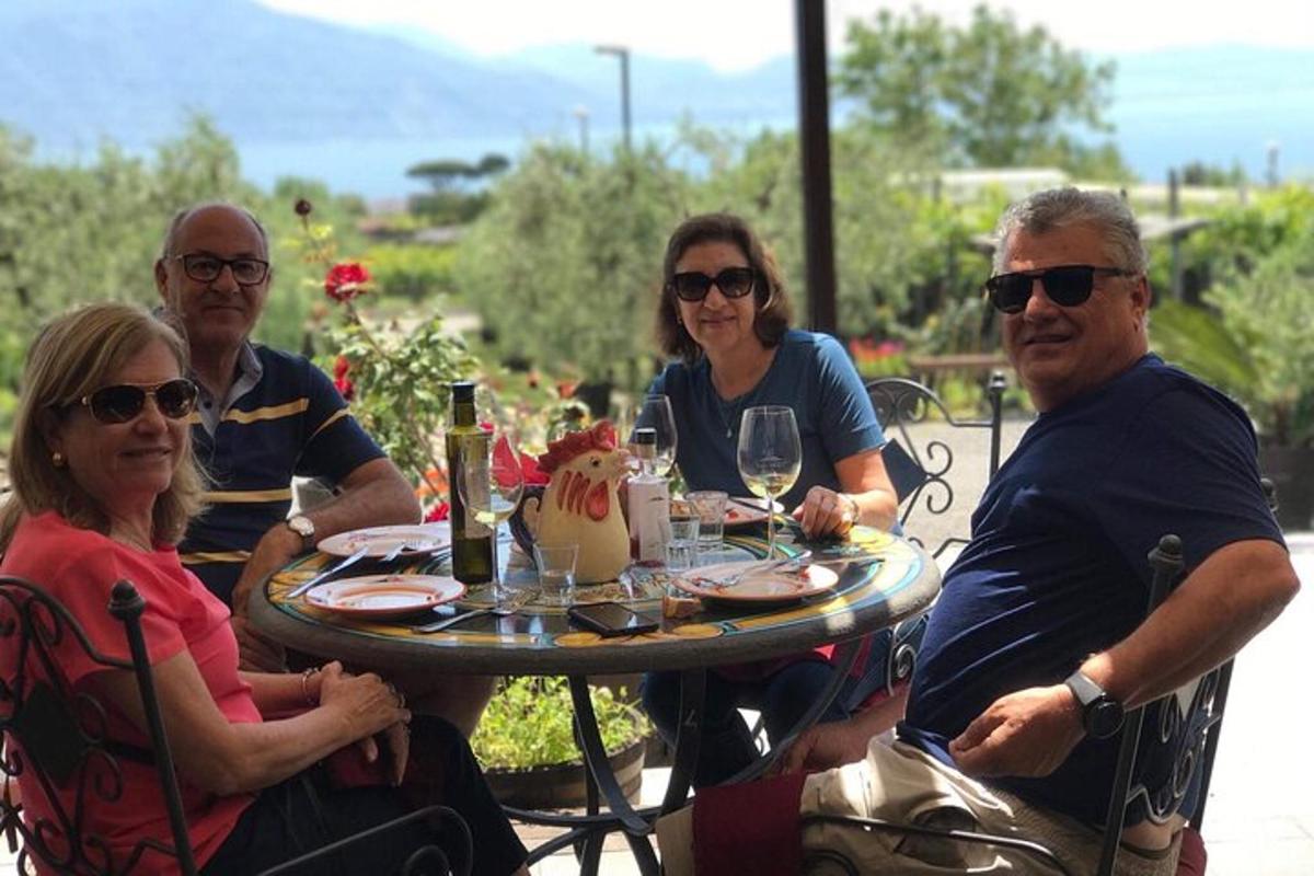 μια ομάδα ανθρώπων που κάθονται γύρω από ένα τραπέζι