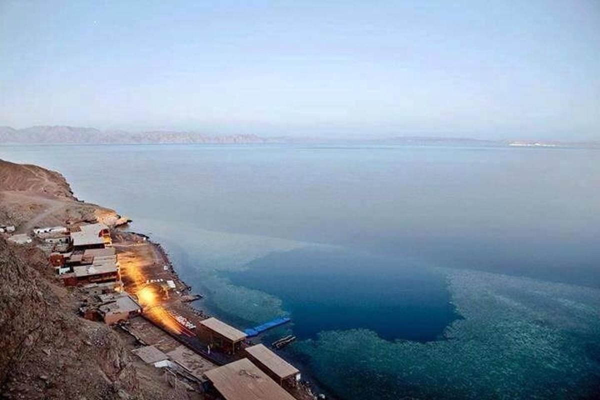 μια εναέρια άποψη ενός μεγάλου υδάτινου σώματος