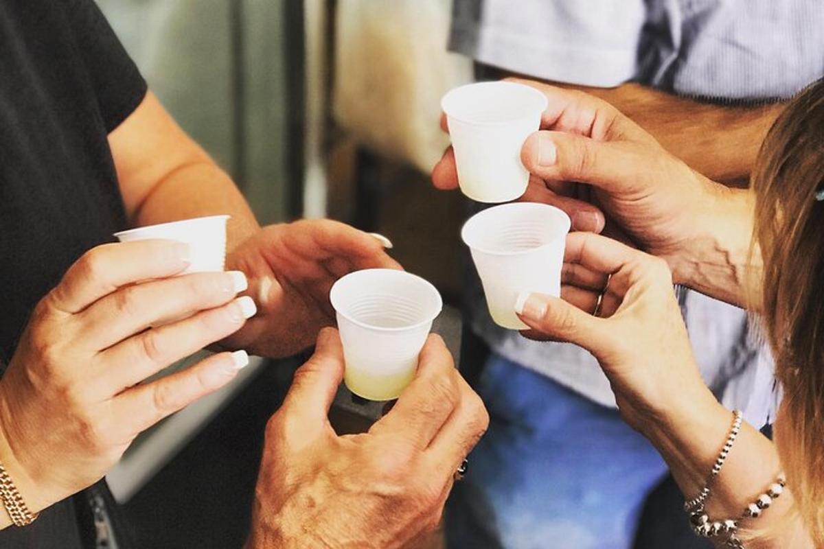 grupp inimesi, kes hoiavad üleval vahtpolüstüroolist tasse