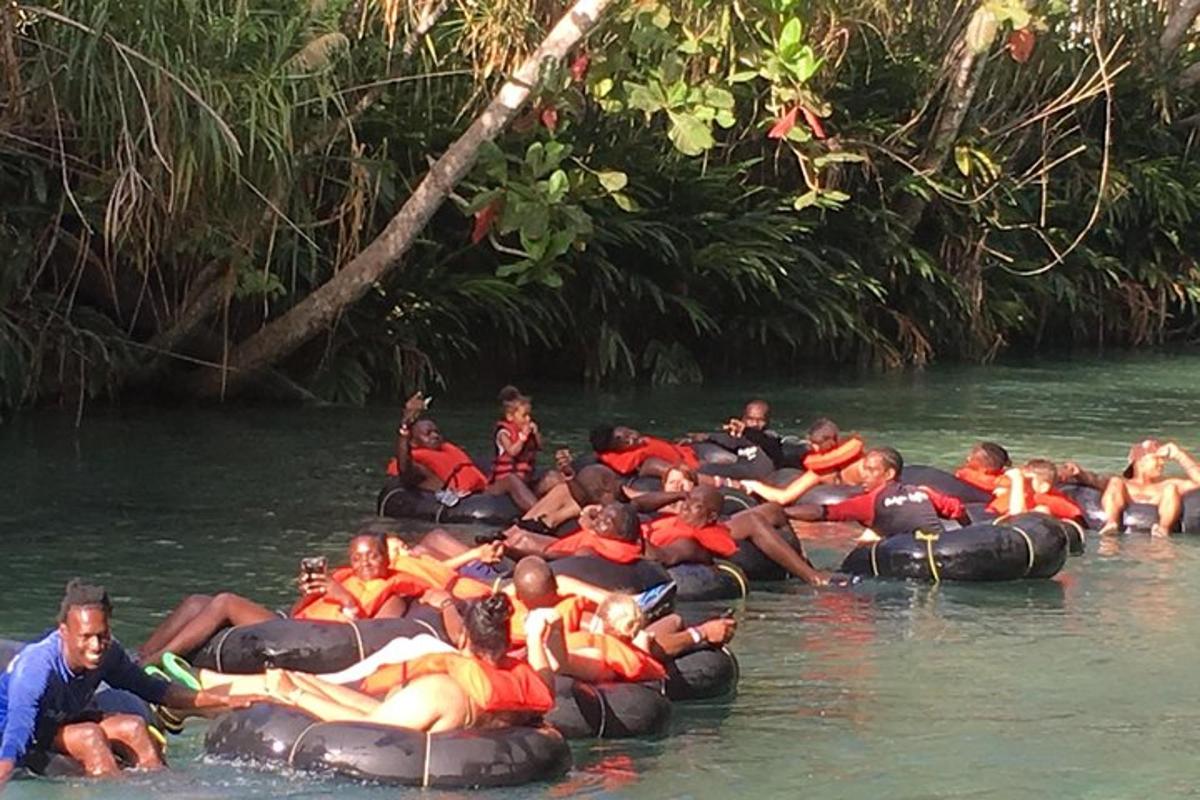 un grupo de personas en balsas en el agua