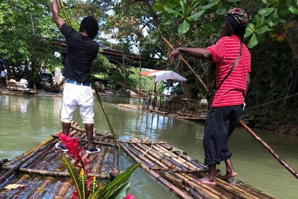 два человека в лодке на воде
