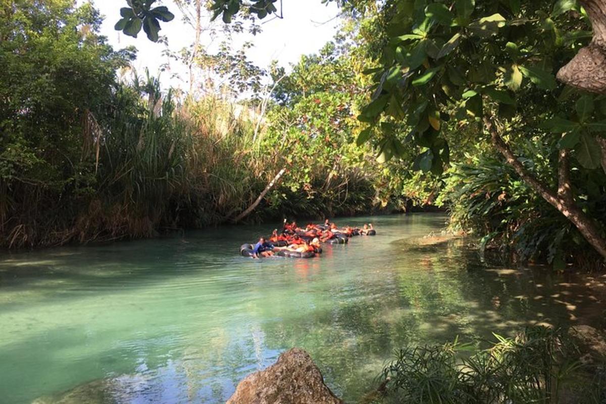 un grupo de personas navegando en una balsa por un río