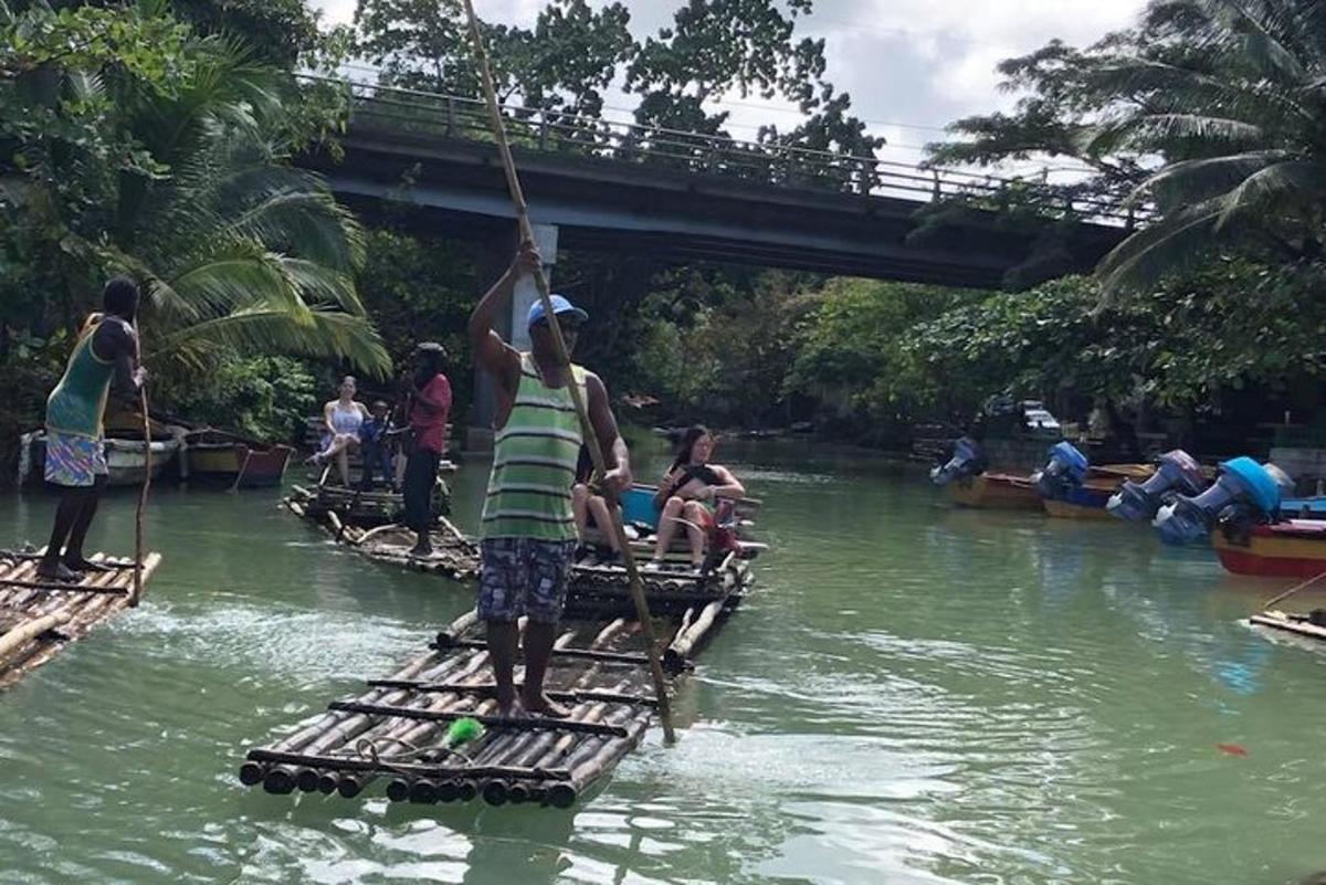 un ragazzo in piedi su una zattera in un fiume