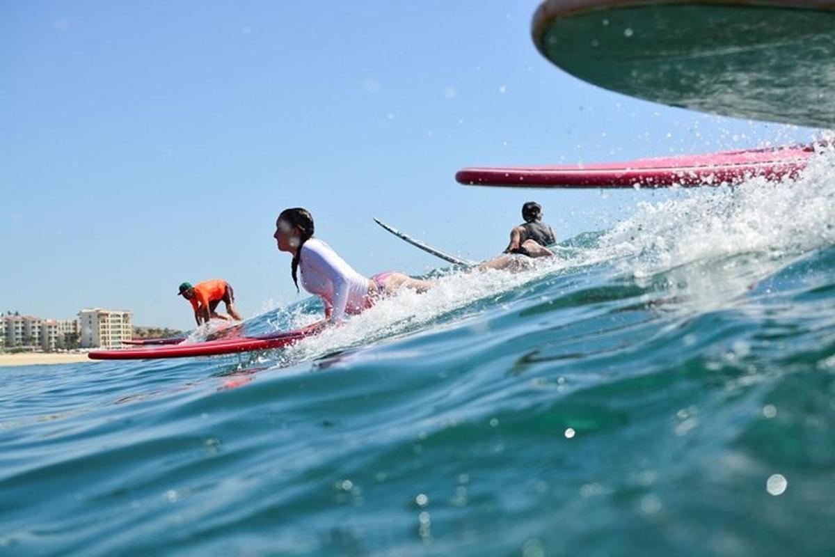 un grup de persones sobre taules de surf a l'oceà